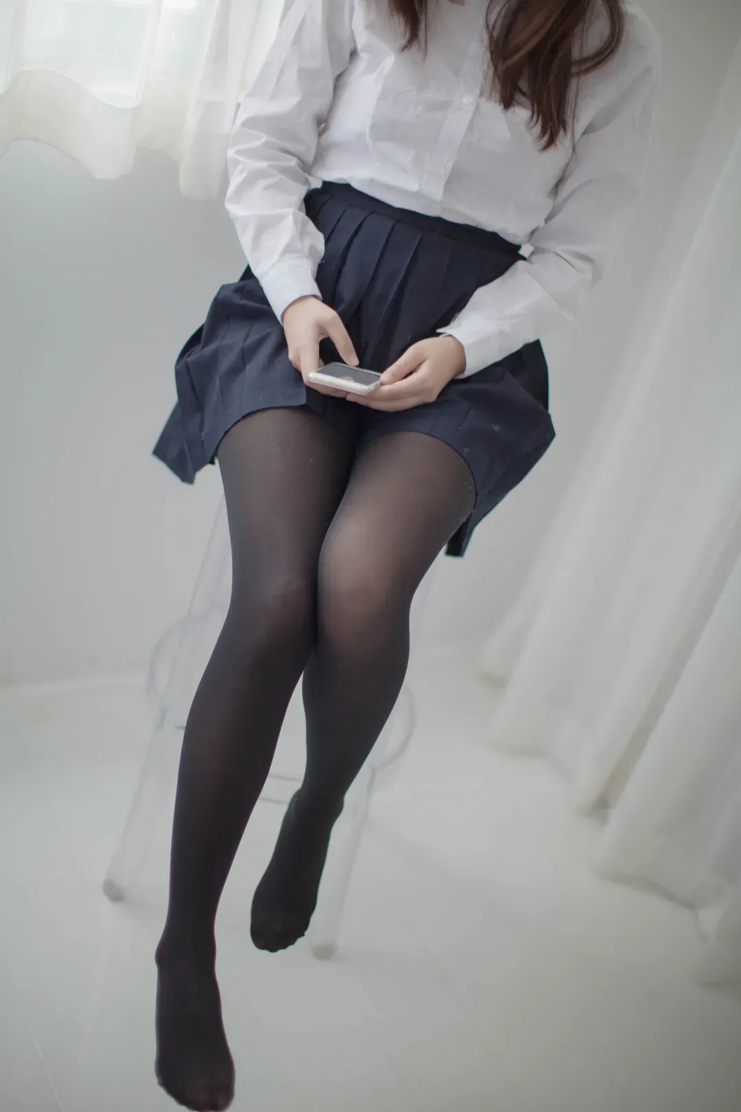 少女秩序角色写真风格作品整理 白色上衣搭配深色裙装的人物坐姿照片