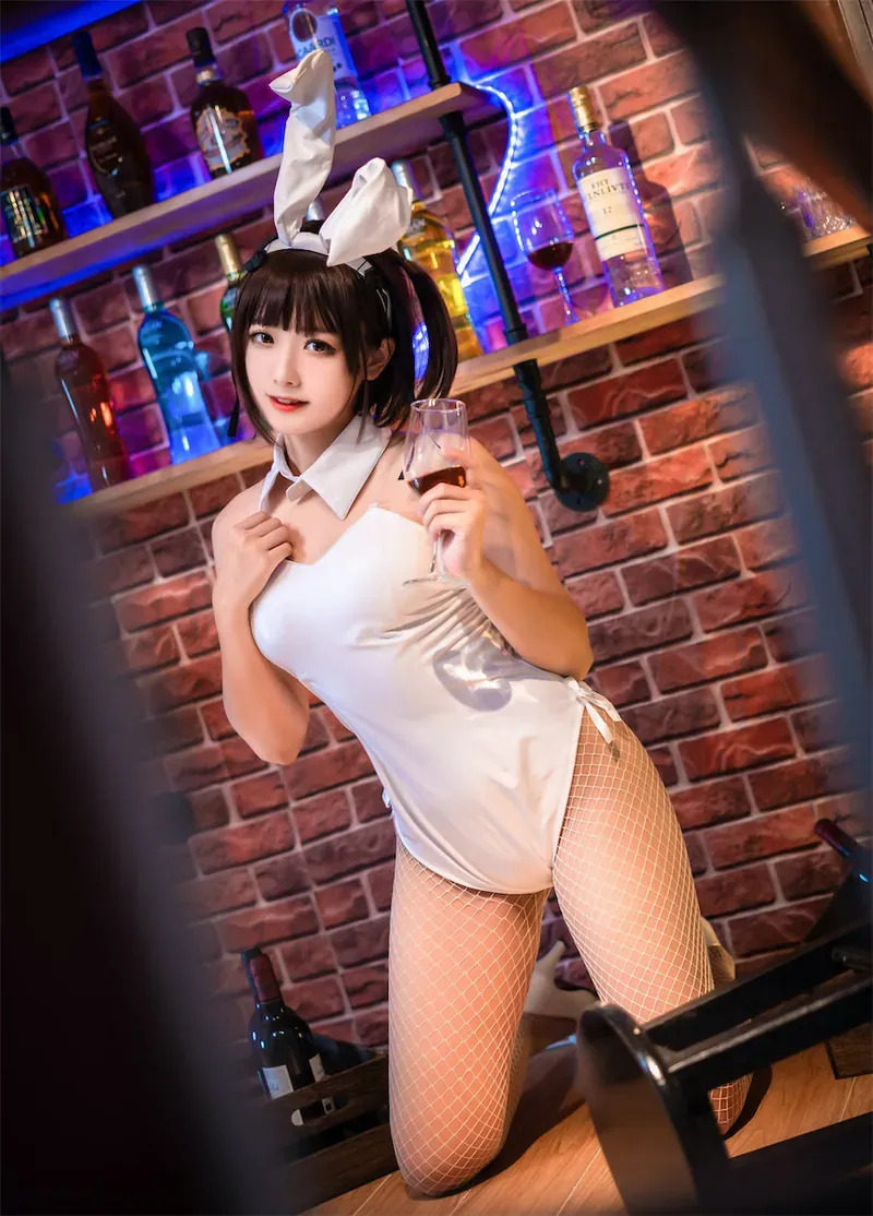 桃沢樱呀角色扮演风格作品整理 兔耳元素服装与酒吧背景结合的角色造型照片