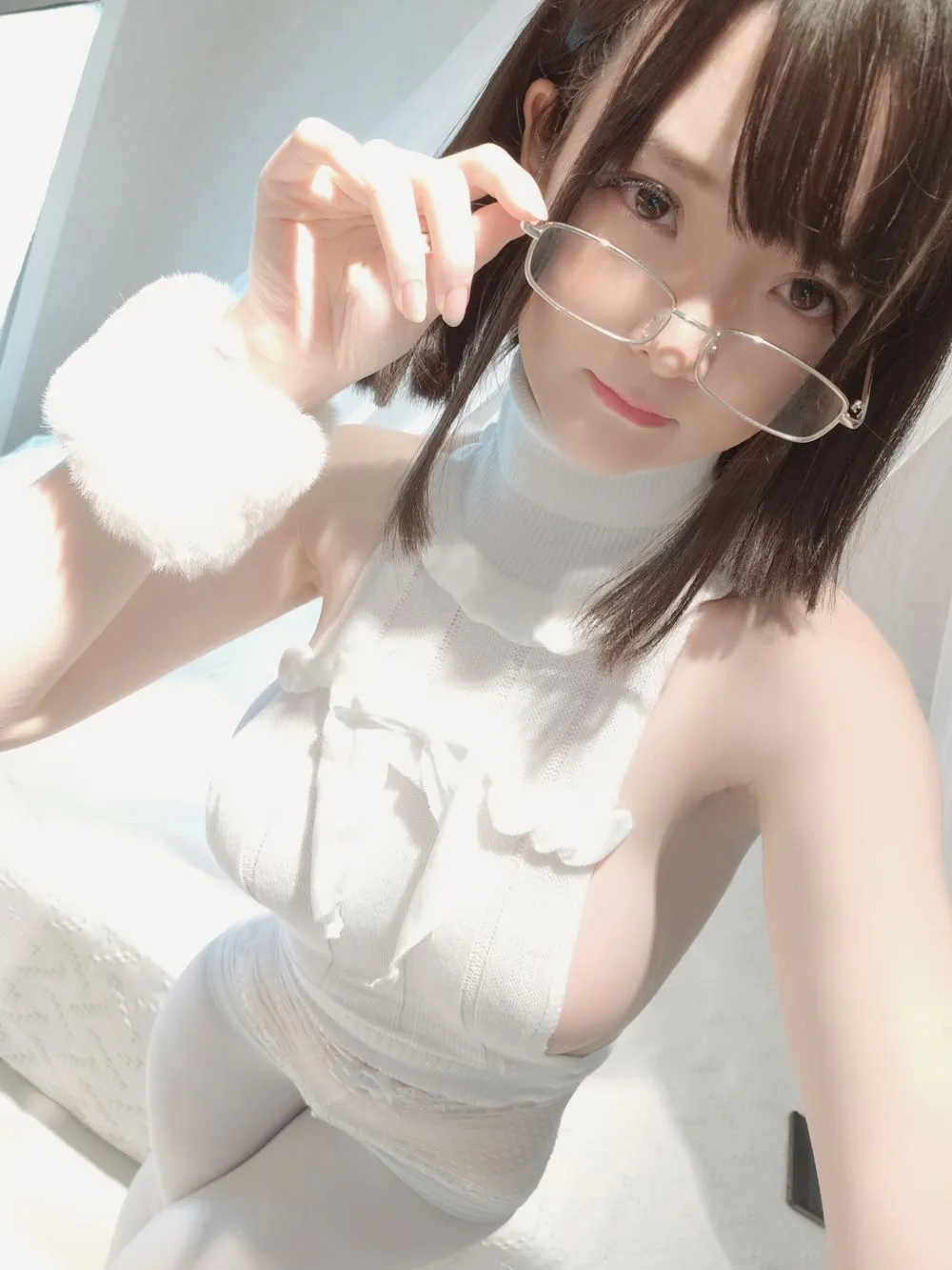 Sia不吃鱼 cosplay风格作品整理 白色服饰搭配眼镜的近距离风格照片