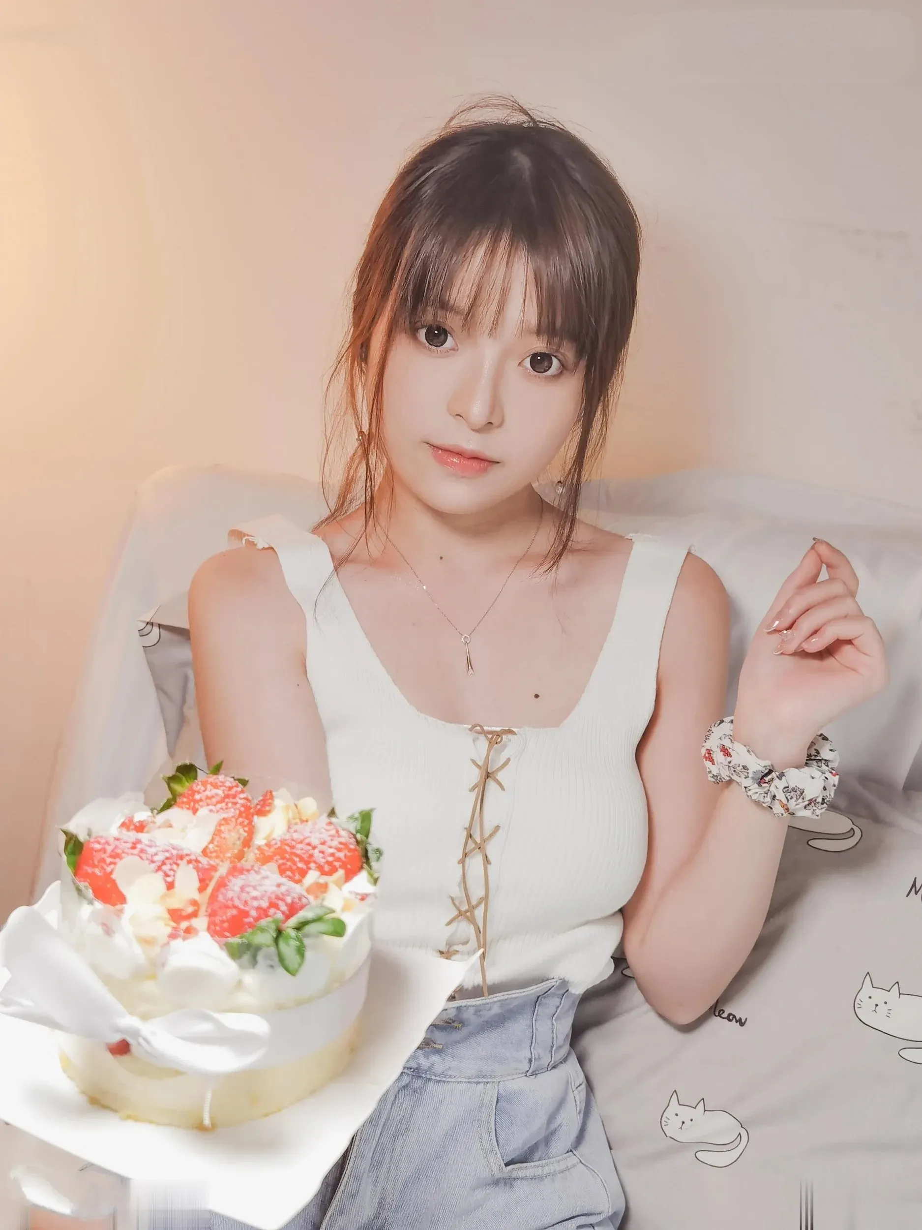 草莓味的奈奈兔Cosplay角色风格作品整理 草莓味的奈奈兔白色服装暖色背景图片