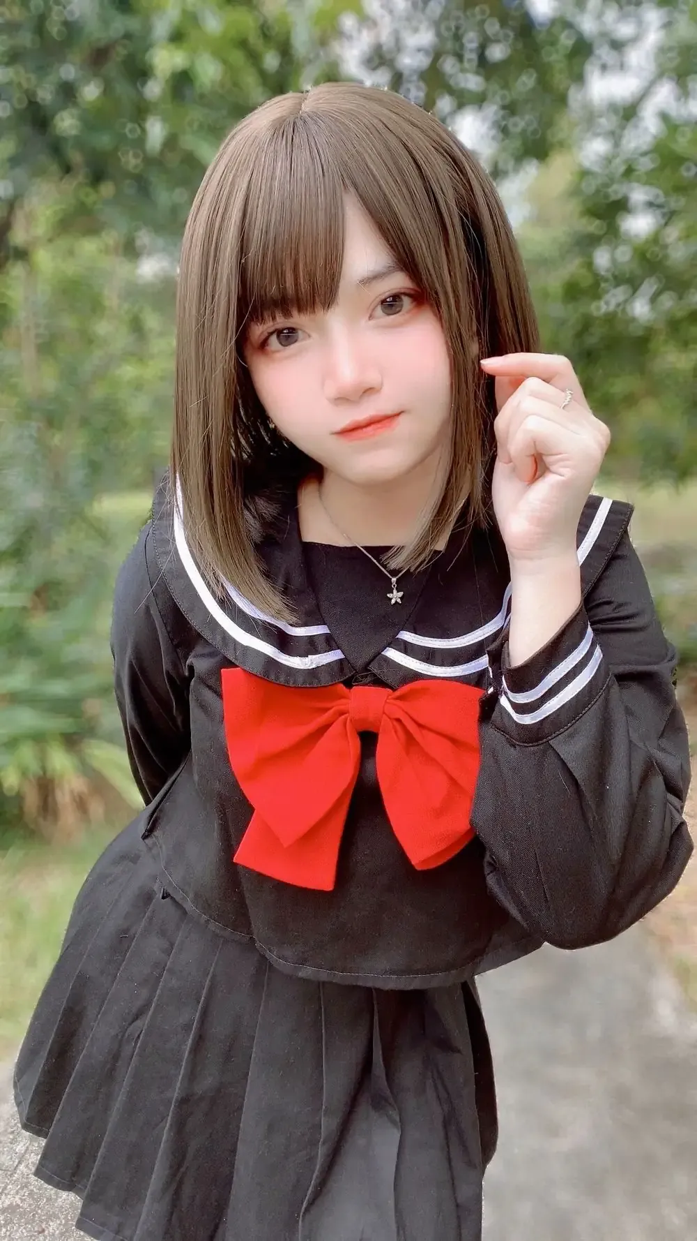 MenruiNyanko cosplay角色风格作品参考 黑色制服风格服装搭配户外背景的角色照片