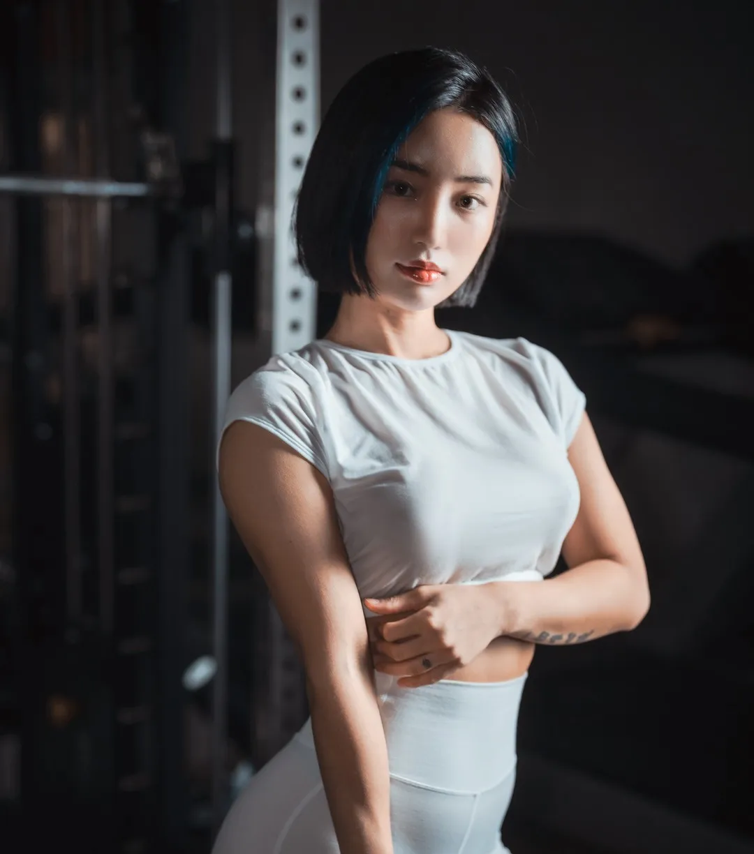 BootyQueen 角色写真风格作品整理 白色服装搭配暗色背景的室内摄影造型