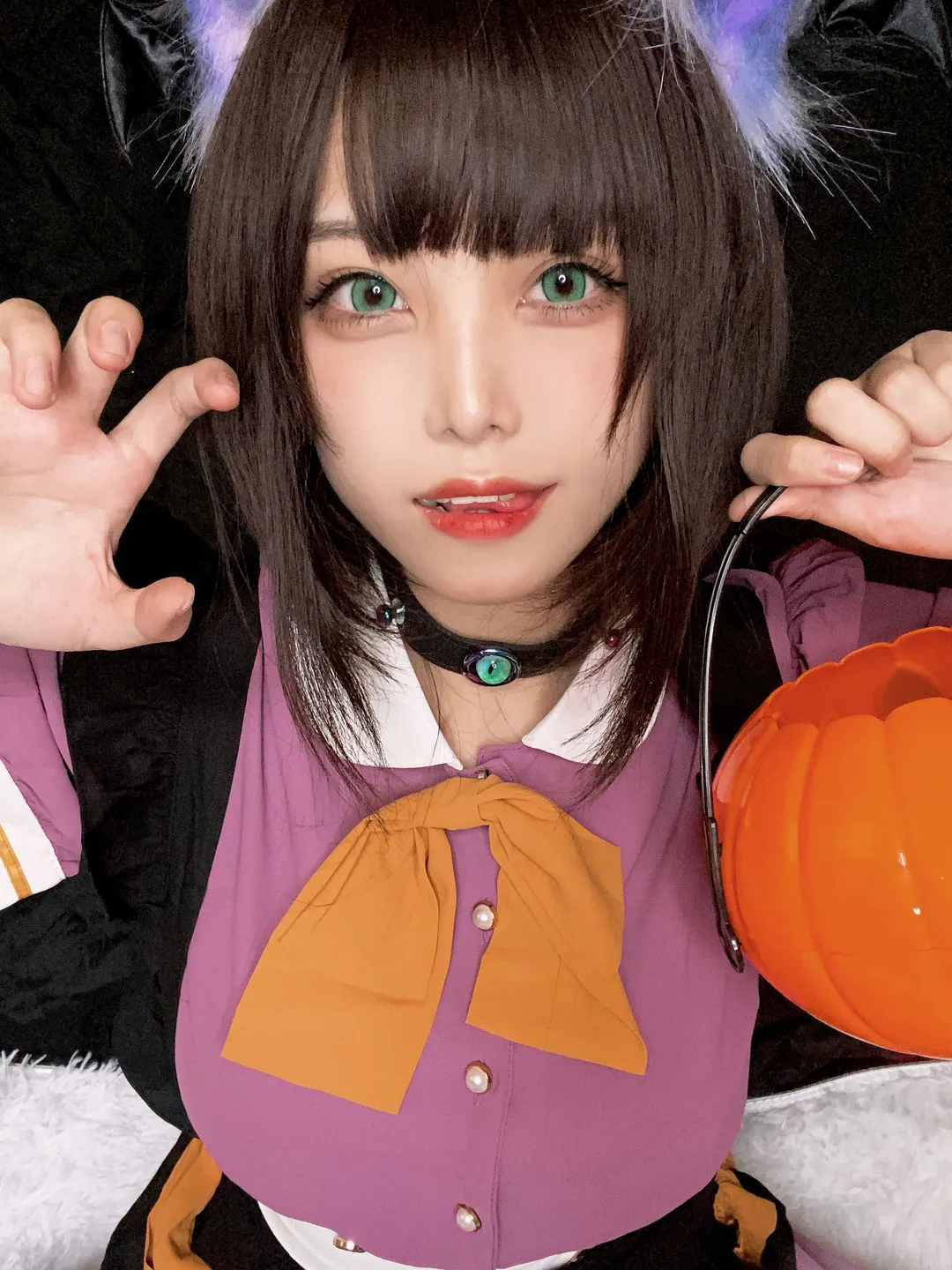 蜜汁猫裘cosplay视觉作品整理 紫色服装与橙色道具结合的近景Cosplay照片