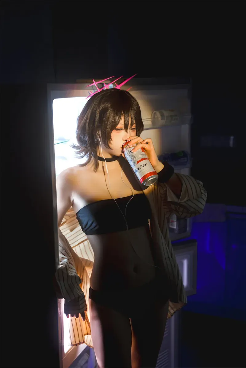 纸悦etsu_ko cosplay角色题材作品整理 黑色服装人物站在室内空间中，带有局部光线效果