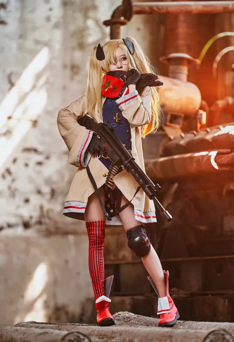 阿包也是兔娘cosplay角色风格作品整理 金色长发角色服装搭配工业场景的cosplay造型