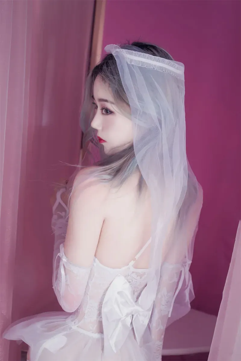 妖少you1角色cosplay作品整理 白色婚纱造型与半透明头纱的柔和风格Cosplay