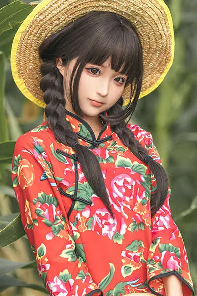 Vickyyyii高街穿搭角色风格作品整理 红色花纹服饰搭配编发造型的主题写真
