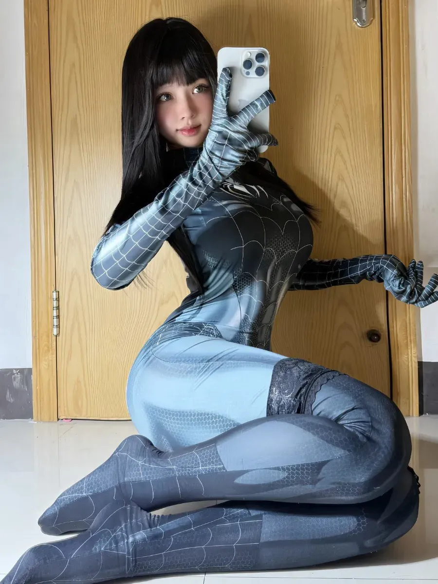 抖音阿拉蕾yyyy角色写真风格作品整理 黑色特殊服装坐姿造型照片