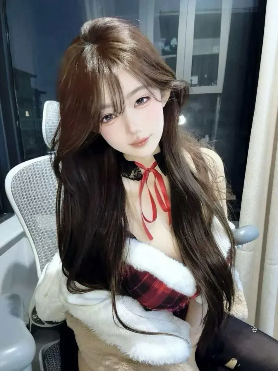 抖音露露吃饱了角色写真风格作品整理 长发人物搭配浅色服装的角色风格写真画面