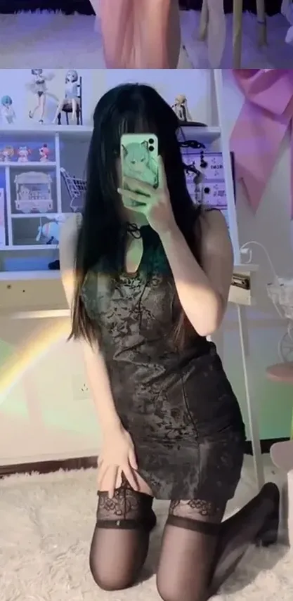 抖音奶糯角色写真风格作品整理 深色服装坐姿构图的室内角色写真