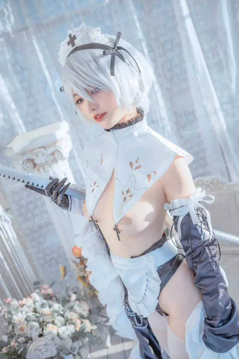 角色扮演专题 Hokunaimeko北乃芽子 Cosplay图集与视觉风格整理 Hokunaimeko北乃芽子白色幻想角色Cos，冷色空间与剑类道具展示