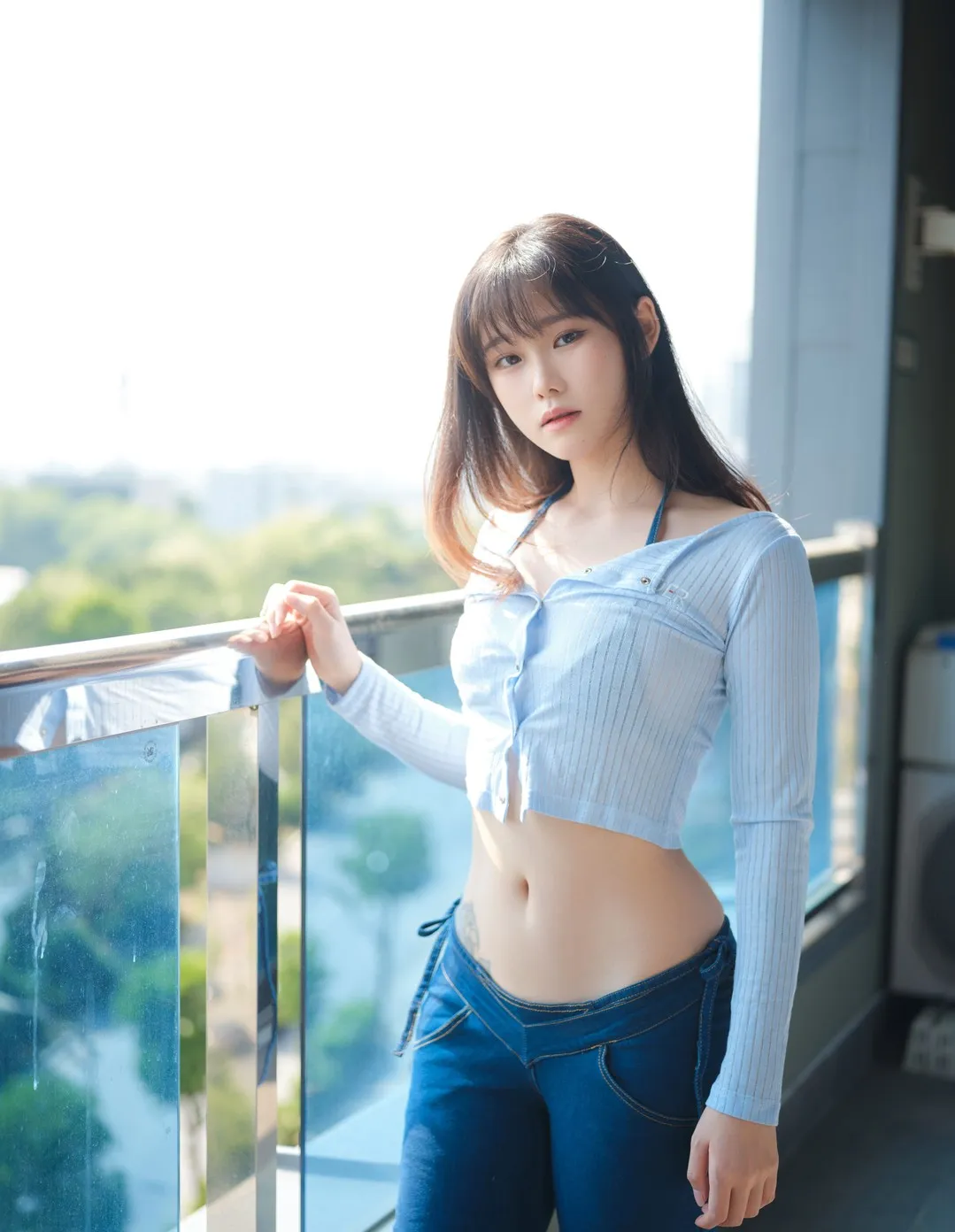 Sira(시라) 角色写真风格专题作品参考 浅色上衣与长发造型的人像照片