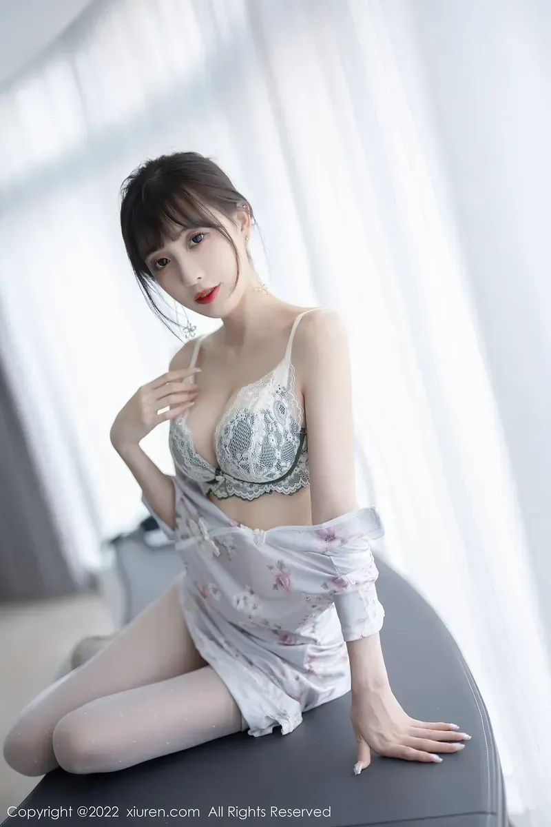 林星阑角色写真风格作品参考 浅色服装与明亮环境中的写真造型