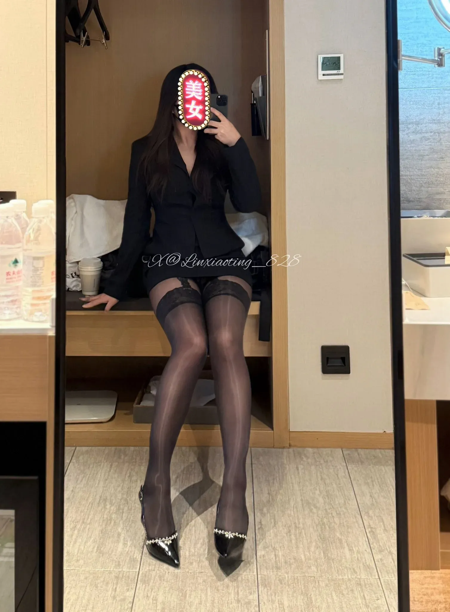 许愿少女@XuYuanShaoNv角色写真风格作品整理 室内镜面环境中的黑色服装搭配照片
