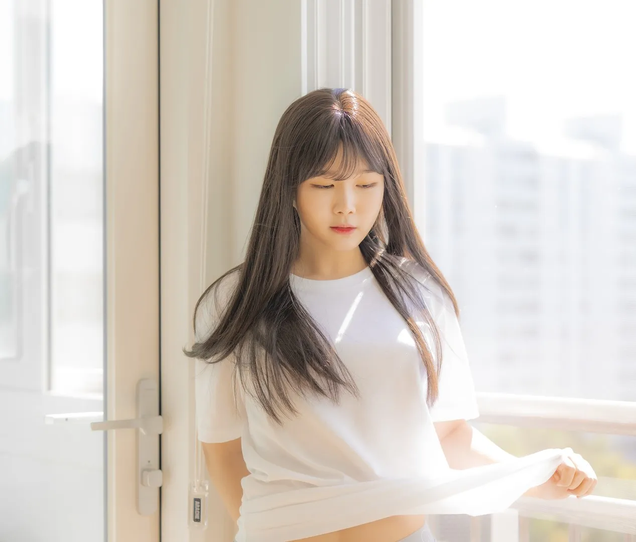 NWORKS视觉作品风格与写真参考 白色服装搭配窗边光线的写真照片