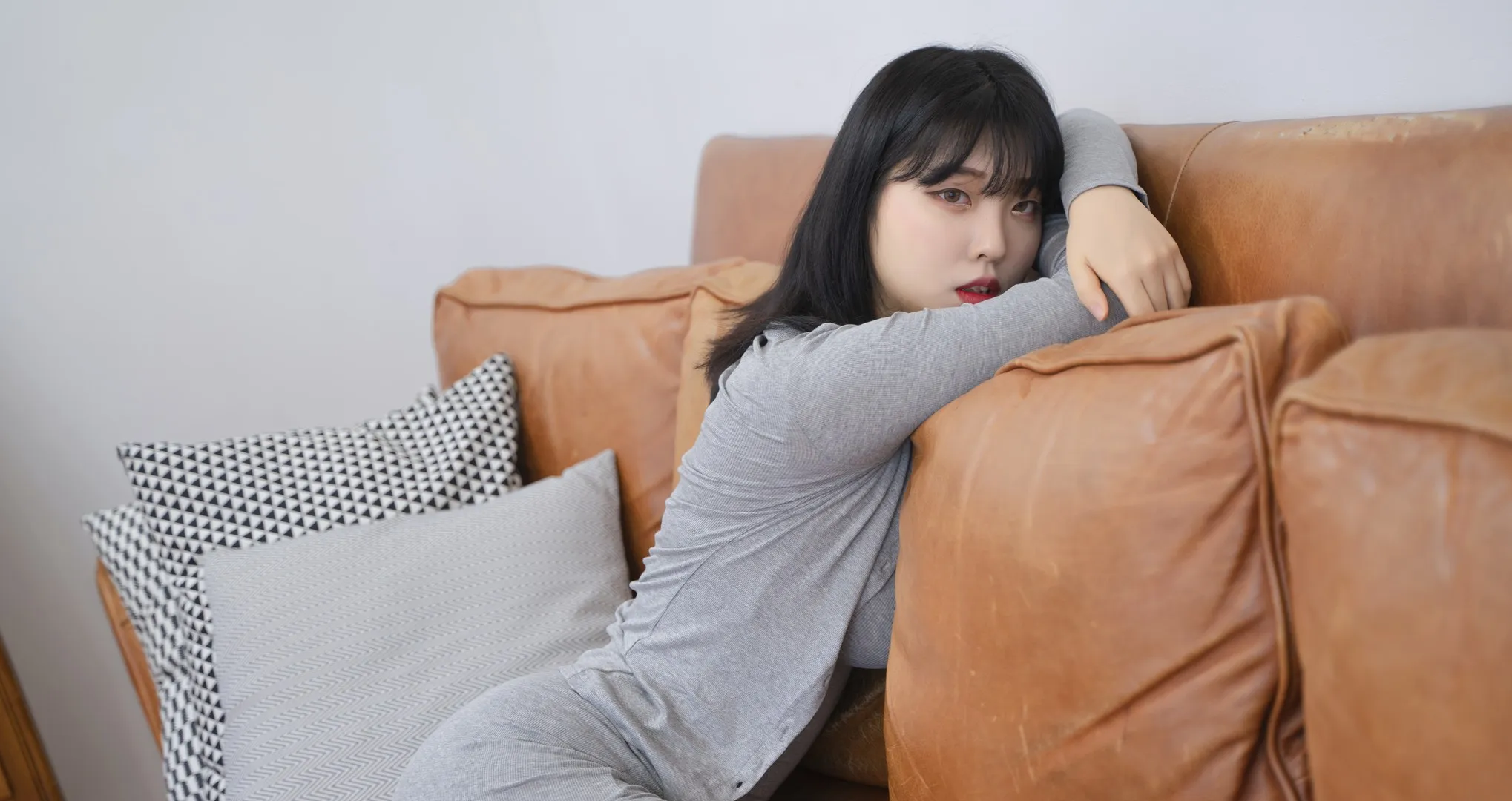 ROGLE cosplay角色写真作品参考 ROGLE写真人物姿态与空间构图
