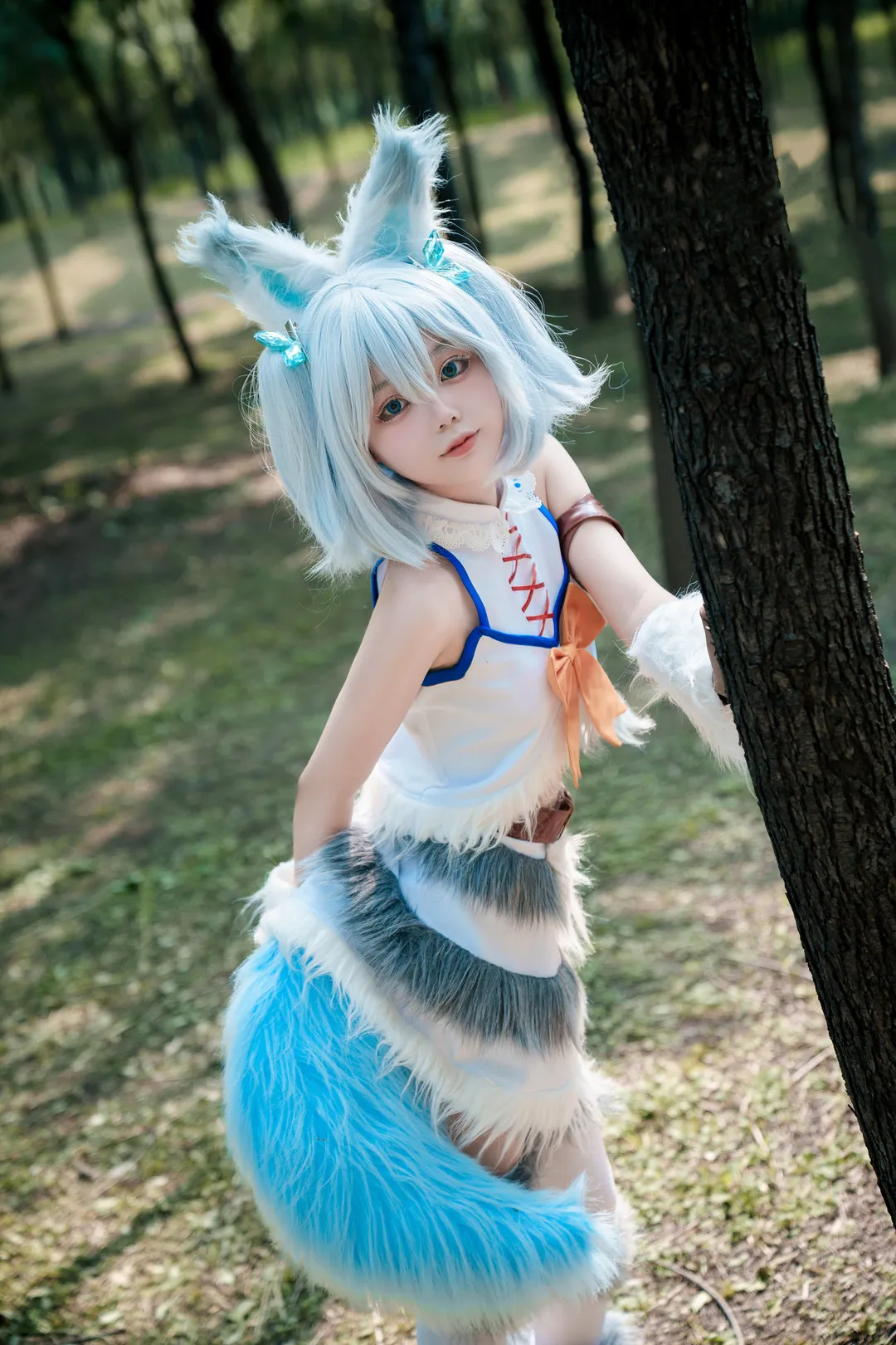 村上西瓜Cosplay风格作品整理 蓝白色角色服装与森林背景Cosplay照片
