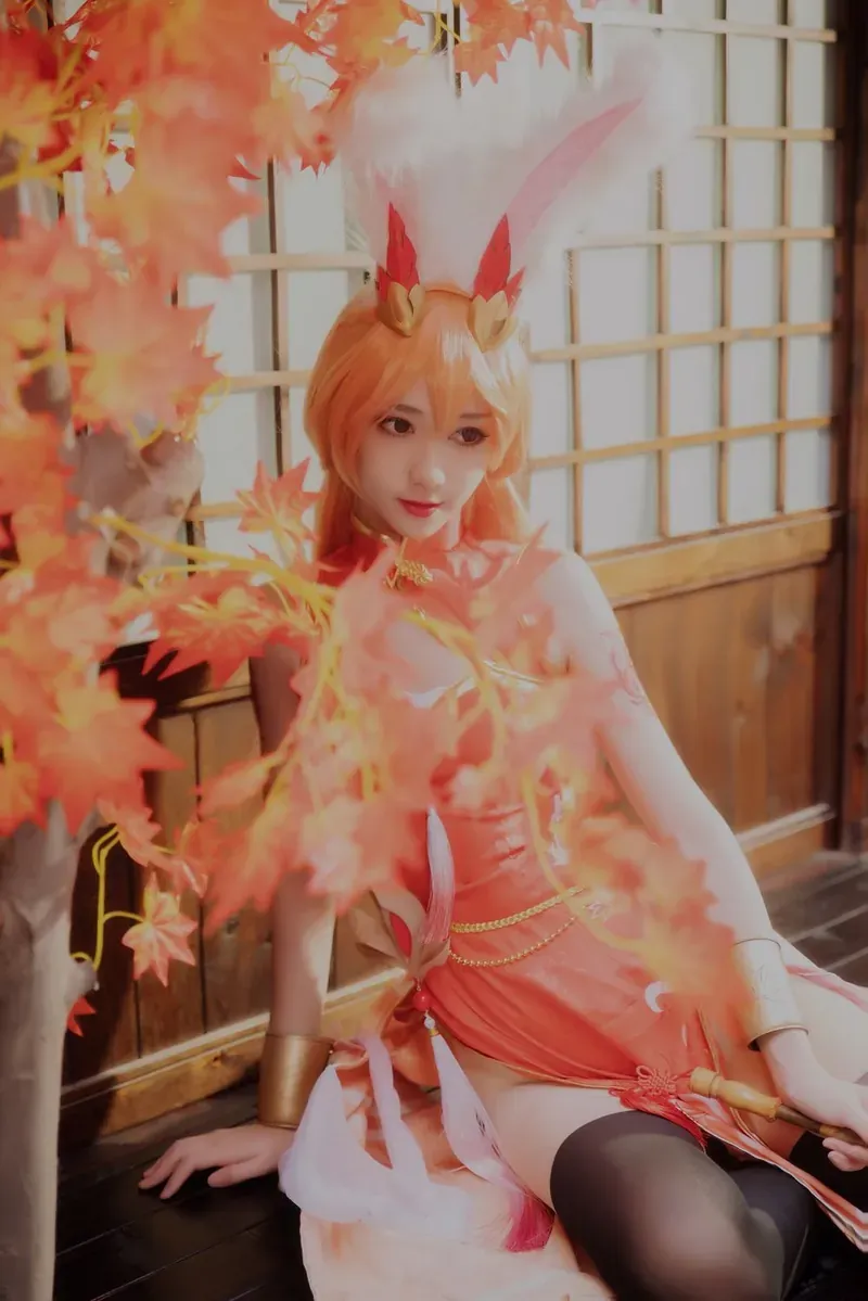 南桃momoko cosplay角色风格作品整理 橙红色角色服装搭配秋季背景的幻想风cosplay
