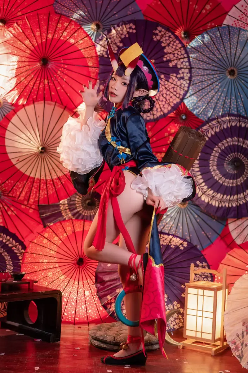 紫氯氯角色扮演风格作品整理 东方元素服装与彩色伞背景的角色扮演照片