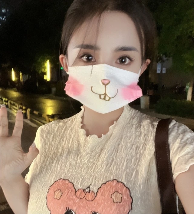 古阿扎cosplay角色风格作品整理 白色系服装搭配植物背景的室内角色造型