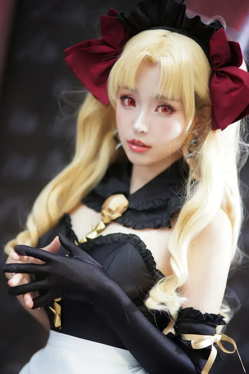 角色扮演专题 HaneAme雨波 Cosplay作品与视觉图集 HaneAme雨波黑色礼服角色Cos，浅色假发与红色装饰呈现幻想风格