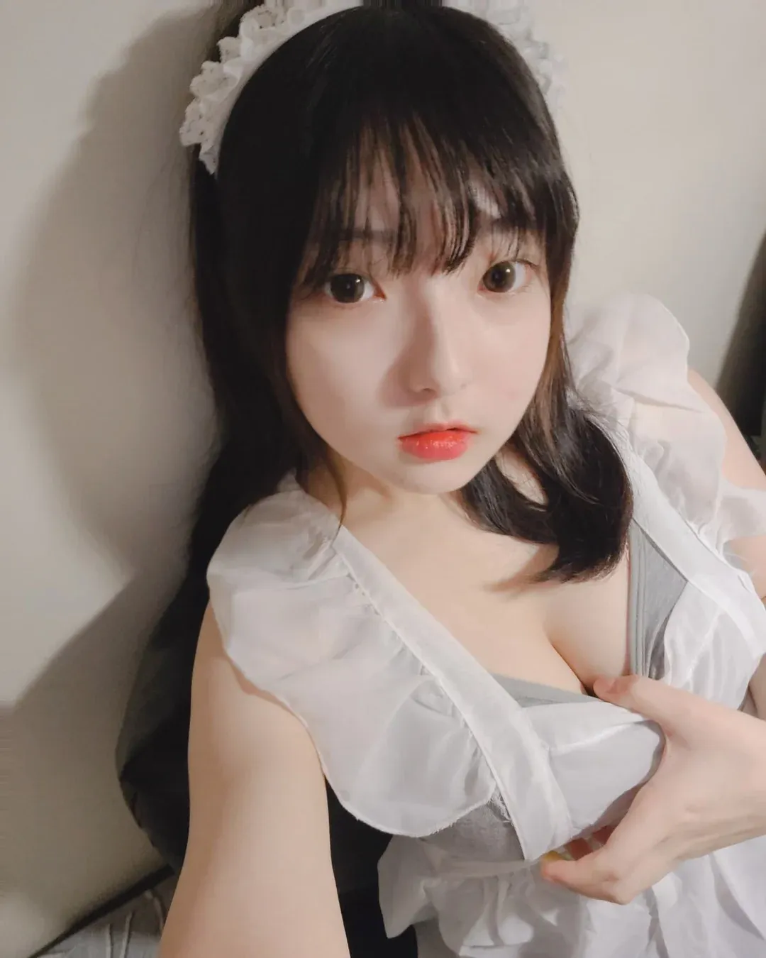 Hansom(한솜)角色扮演风格作品参考 白色服装与黑色头发的近距离室内照片