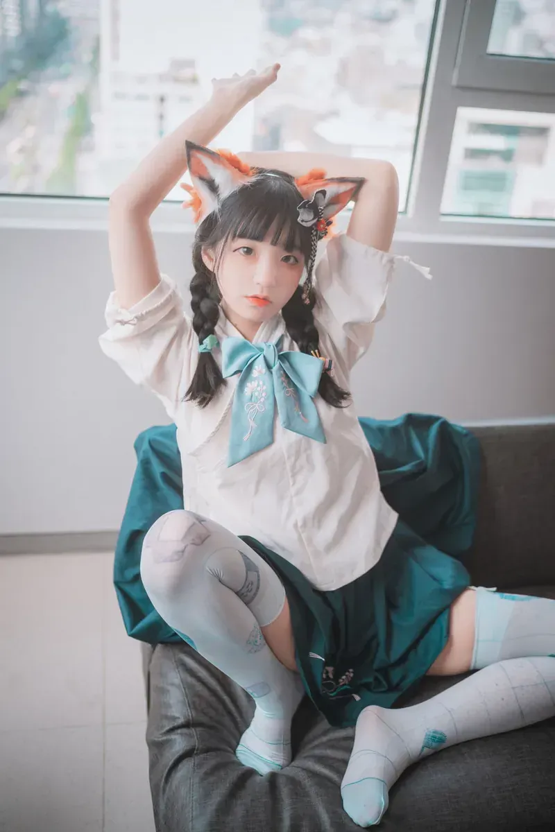 可可西yyy cosplay视觉导读 双辫发型搭配浅色服装的角色风格照片