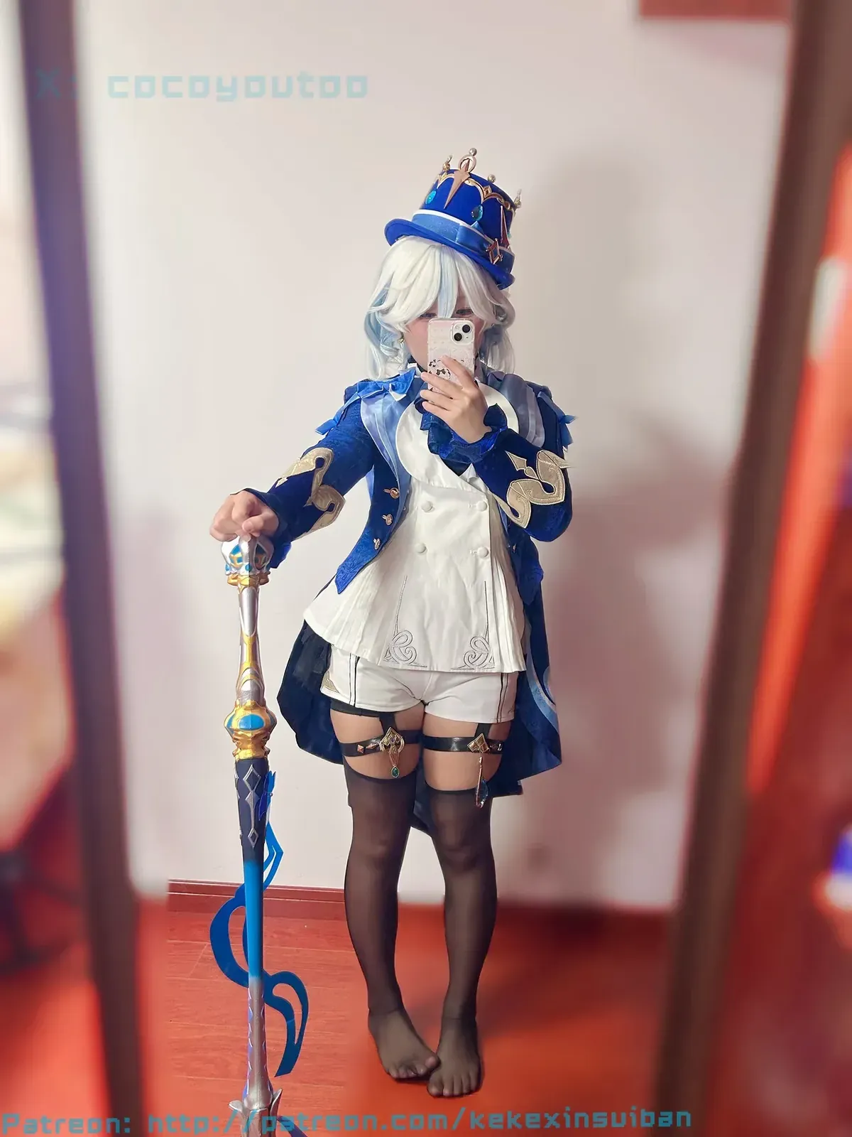 可可西yyy cosplay视觉导读 蓝白色角色服装和道具搭配照片