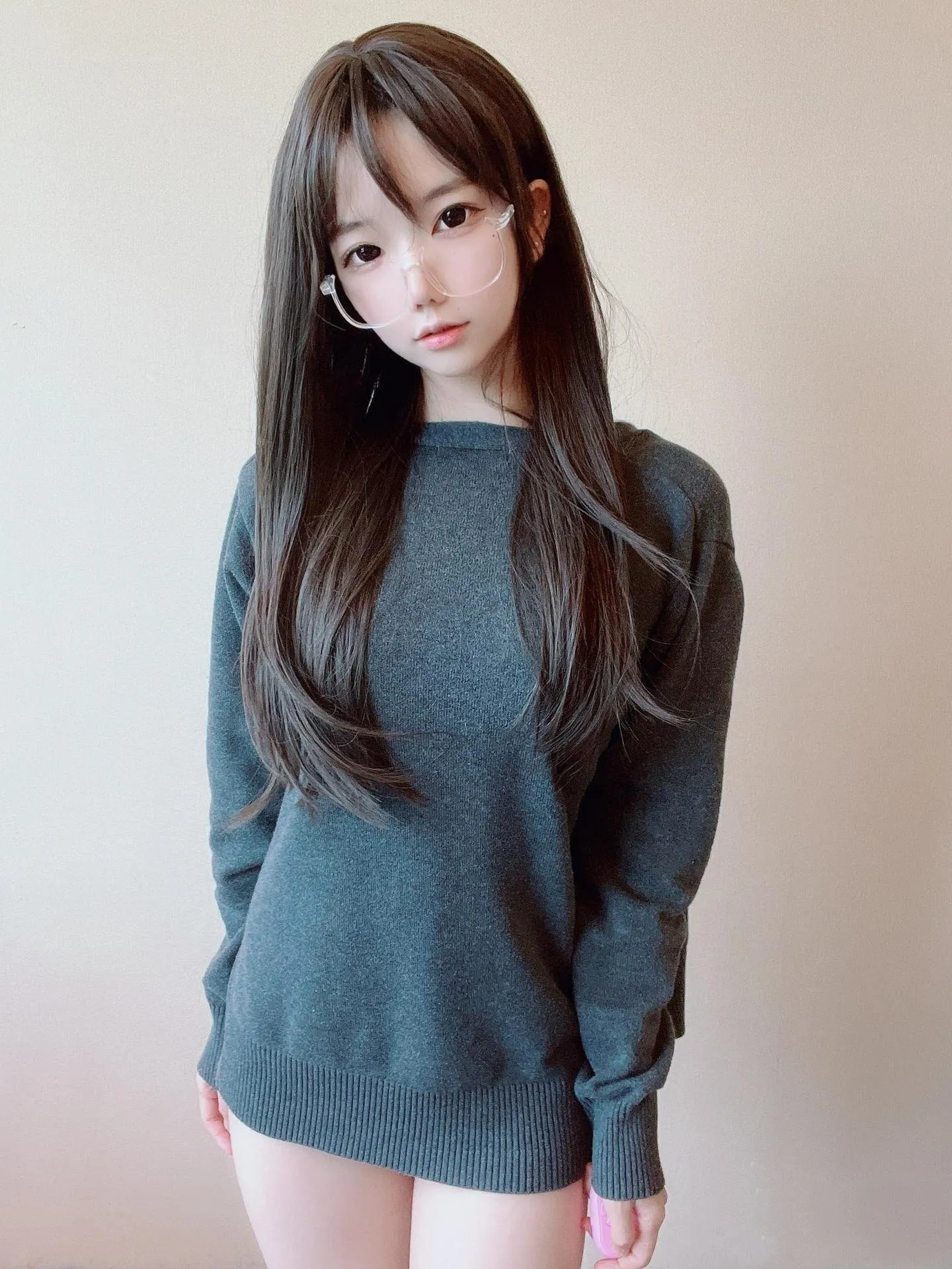 莉犬酱 cosplay 角色风格作品整理 长发人物站立于室内空间中的角色造型照片