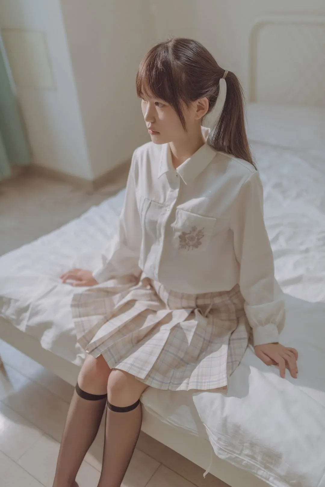 鹿初 cosplay 角色风格作品整理 鹿初室内写真图片，浅色背景与柔和光线呈现清新风格