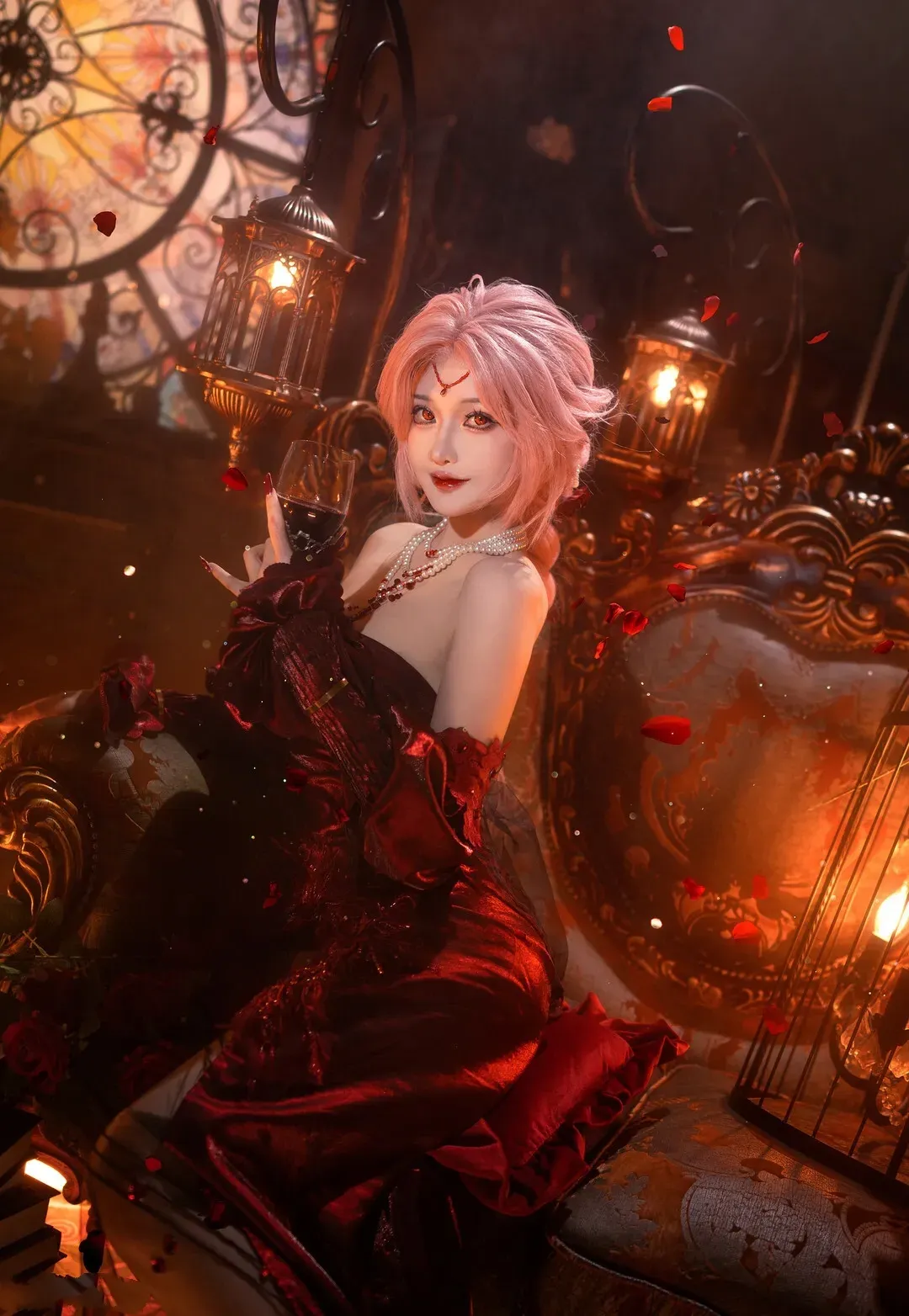 露儿大魔王cosplay视觉导读 粉色发型搭配黑红礼服的幻想角色造型