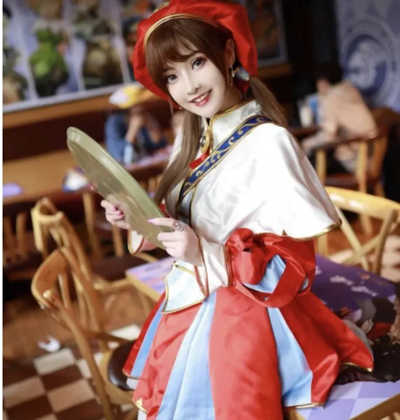 露儿大魔王cosplay视觉导读 红白服装搭配室内场景的角色扮演造型