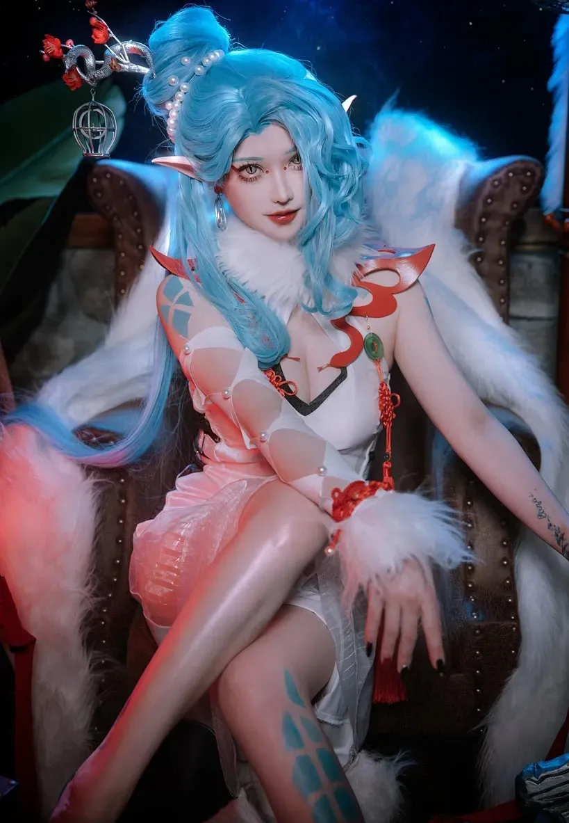露儿大魔王cosplay视觉导读 蓝色假发搭配幻想服饰的角色造型