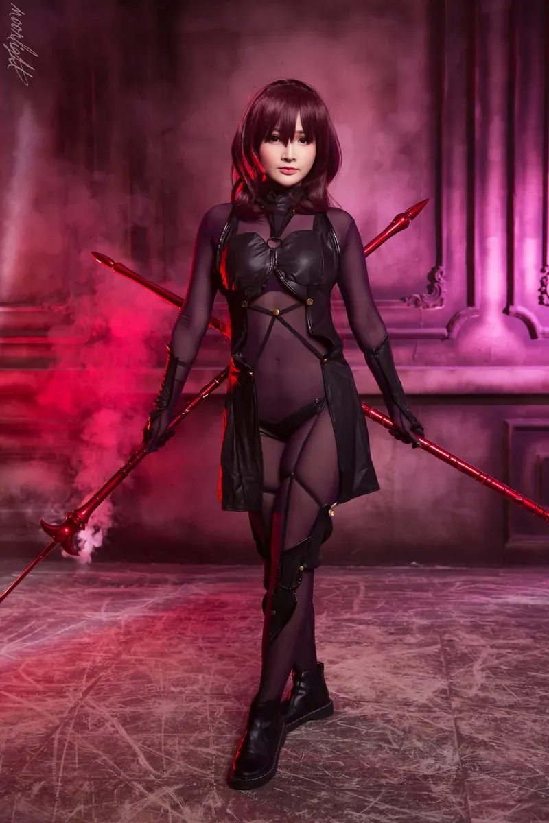 落落Raku cosplay风格作品整理 黑色服装搭配长靴的幻想角色扮演照片