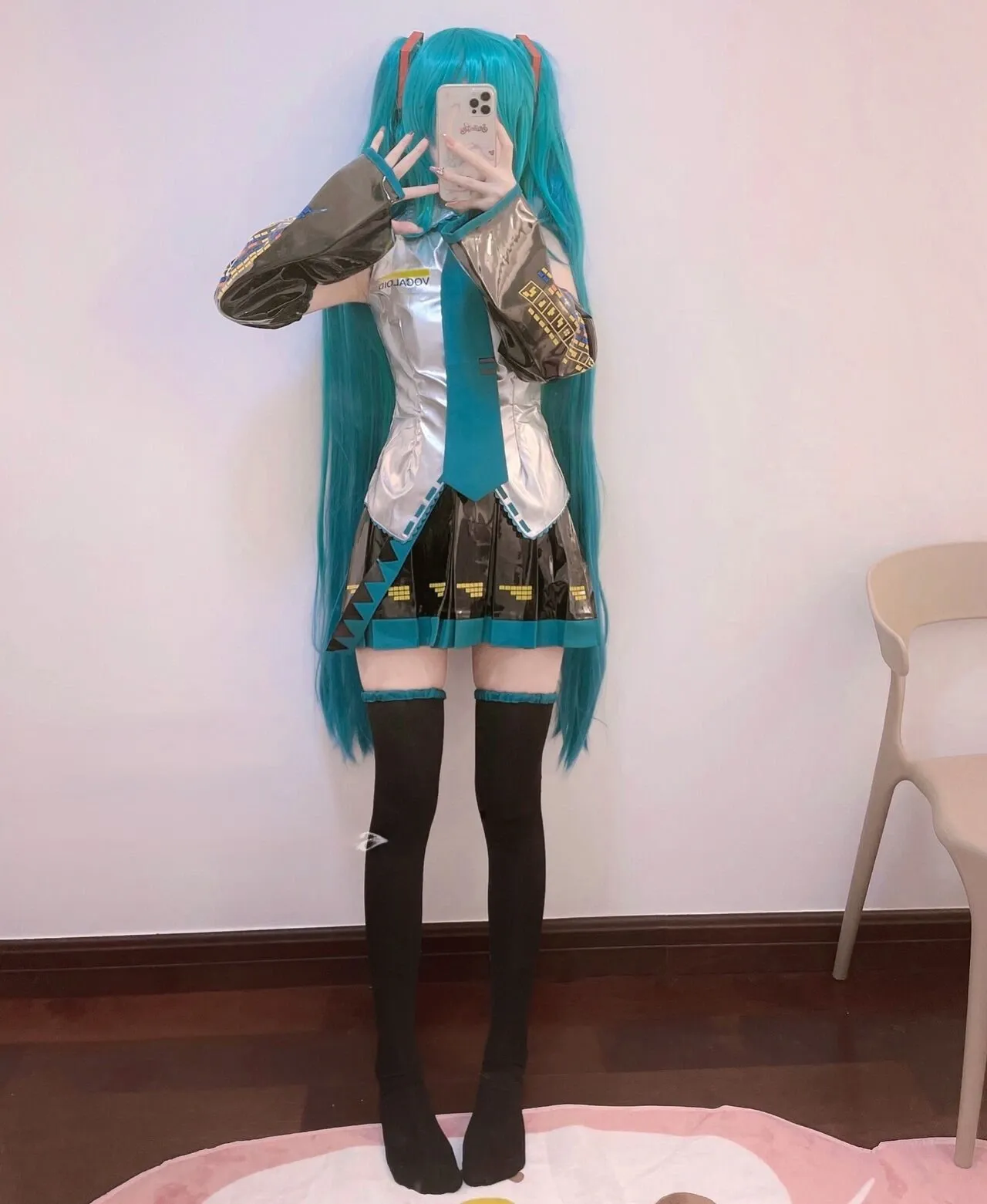 萌白酱 cosplay 角色造型作品整理 蓝绿色假发搭配短裙制服的全身角色造型