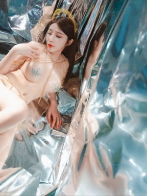 蜜蜜子Kimmie角色写真风格作品整理 冷色环境中的主题写真造型