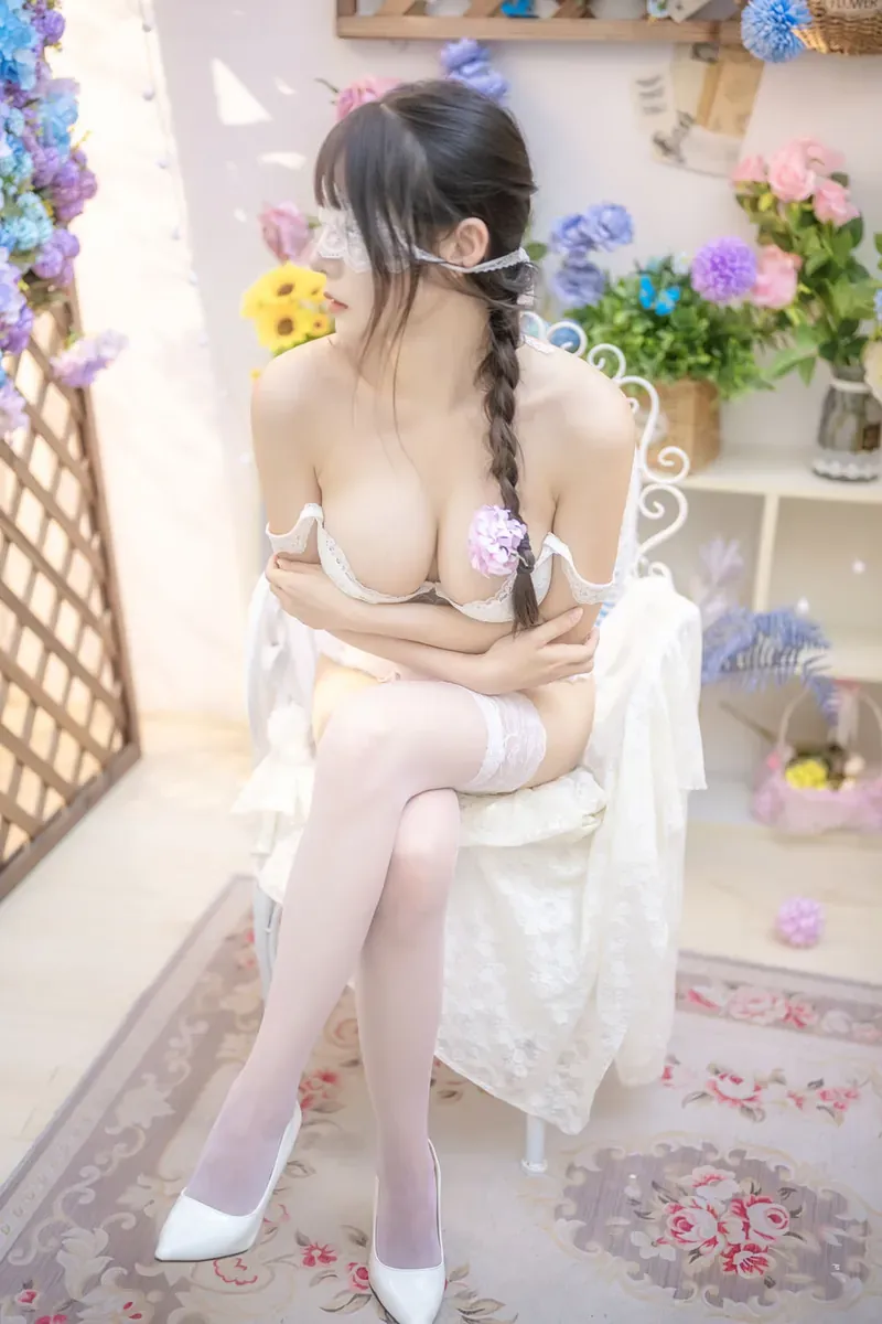 角色扮演专题 momorina白色服装花卉装饰室内造型