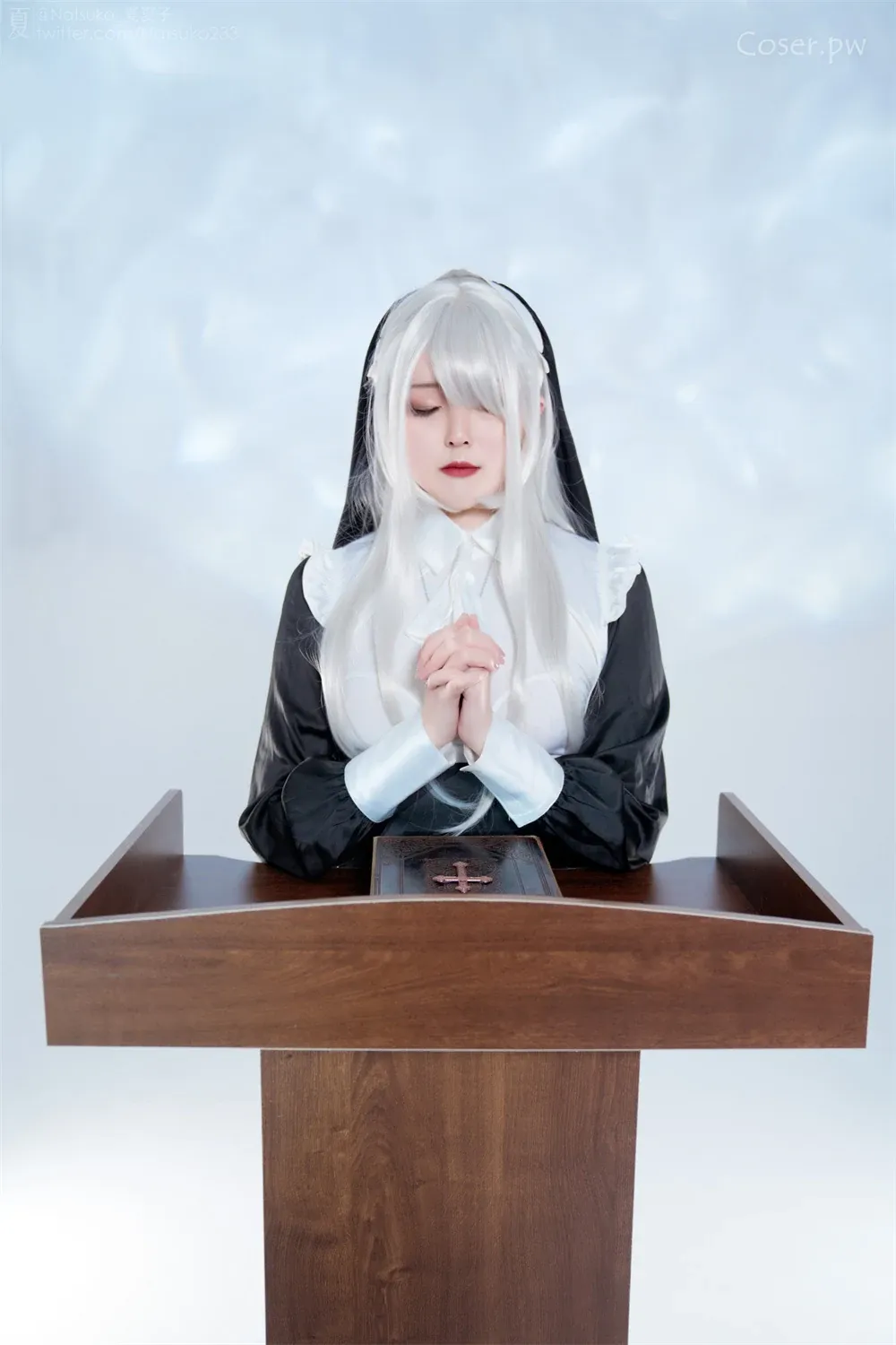 Natsuko夏夏子Cosplay角色作品风格整理 Natsuko夏夏子白色假发黑色服装幻想角色照片