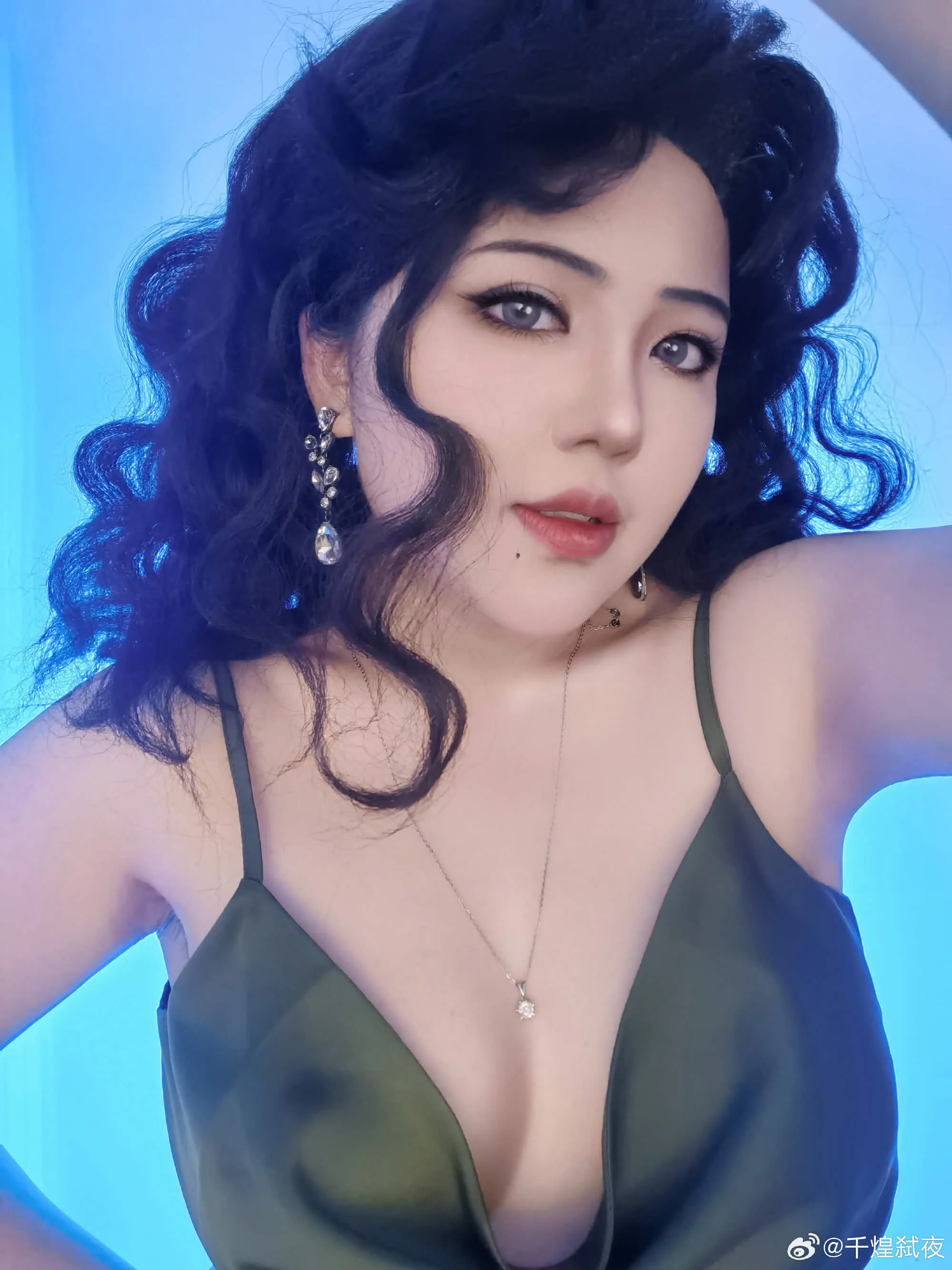 千煌弑夜cosplay风格作品整理 千煌弑夜近距离角色写真，卷发造型与蓝色背景构图