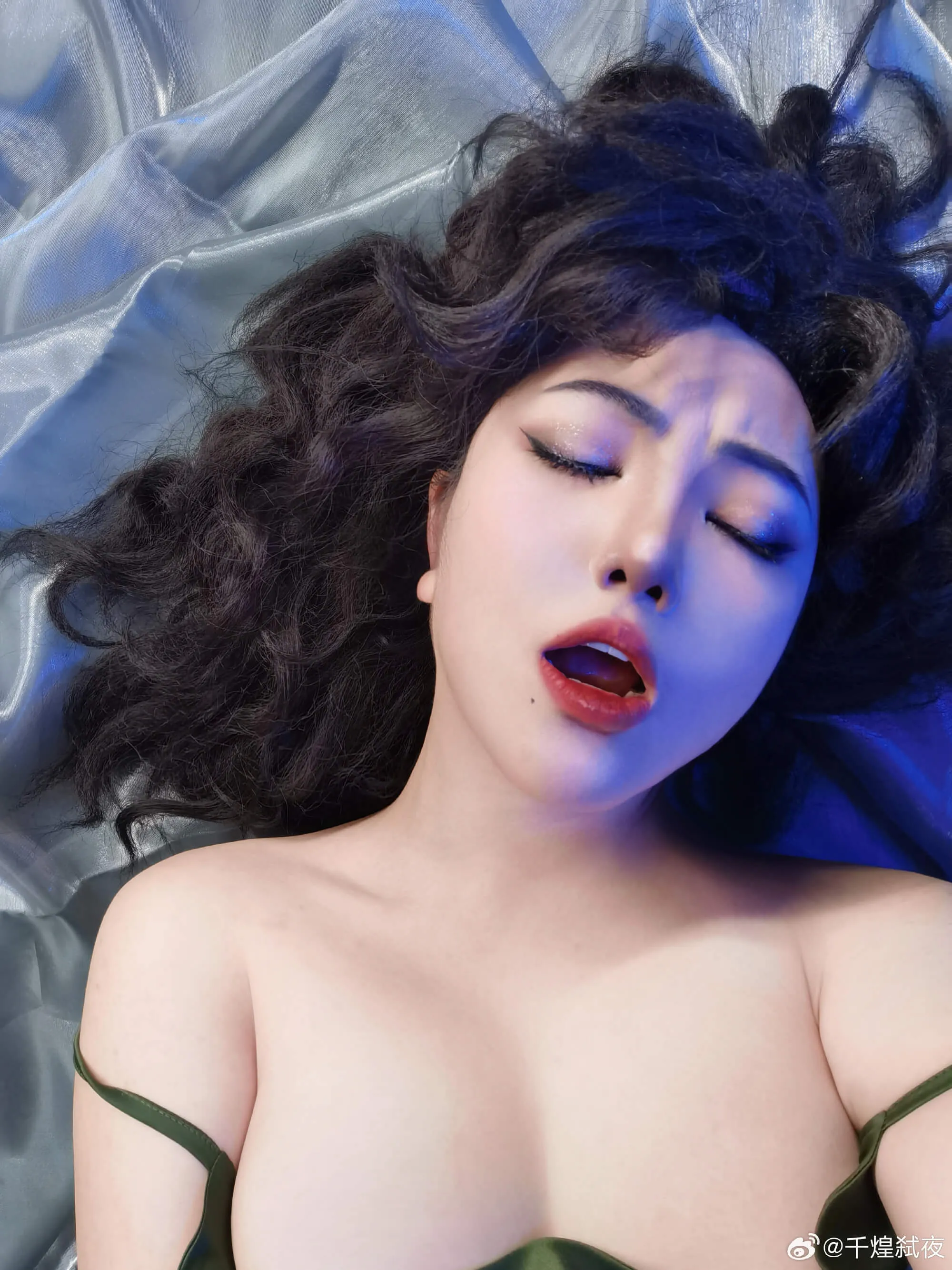 千煌弑夜cosplay风格作品整理 千煌弑夜蓝紫色光影角色造型，暗色背景与服装细节