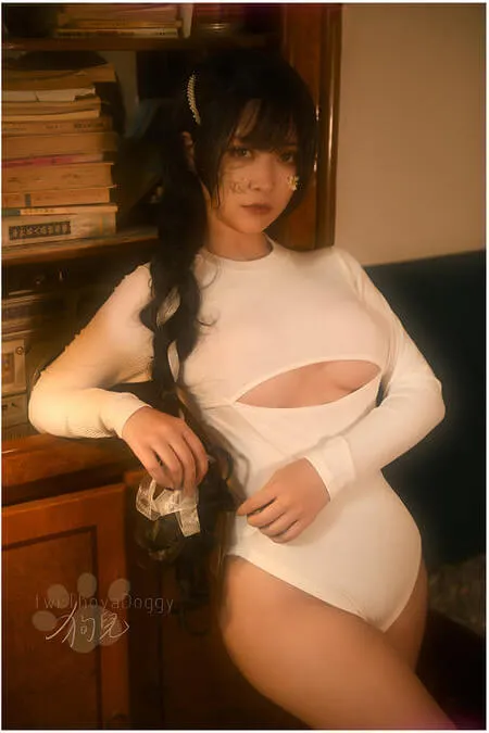 奇行家狗崽角色写真风格作品整理 白色服装与长发造型的室内角色写真