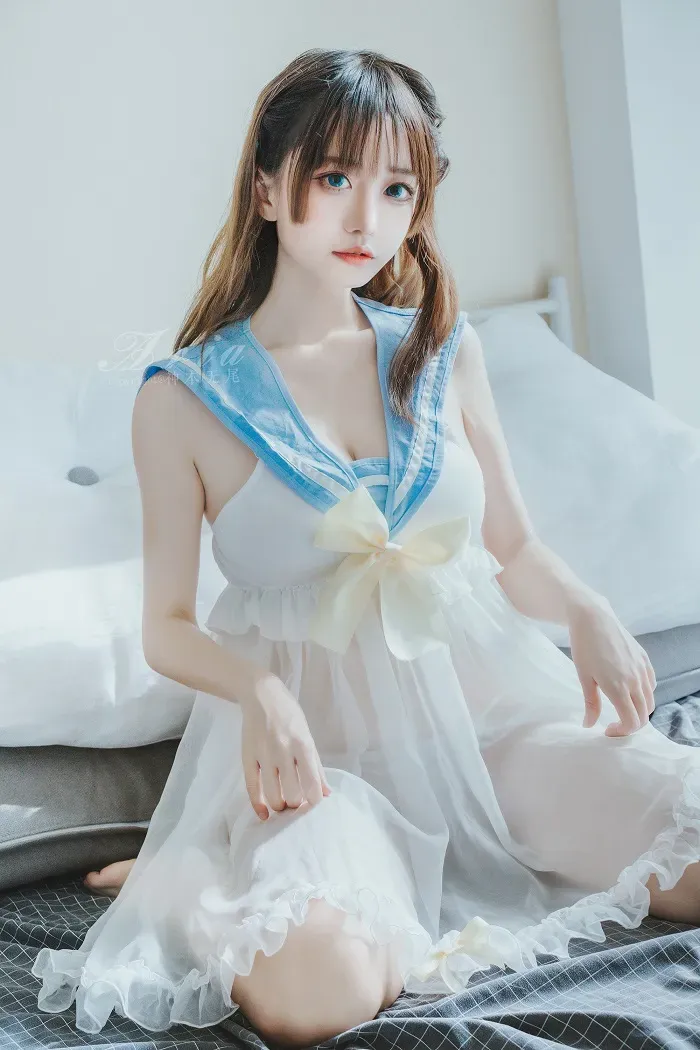 神本无尾 cosplay作品 视觉风格整理 黑色角色服装搭配长发造型的室内照片