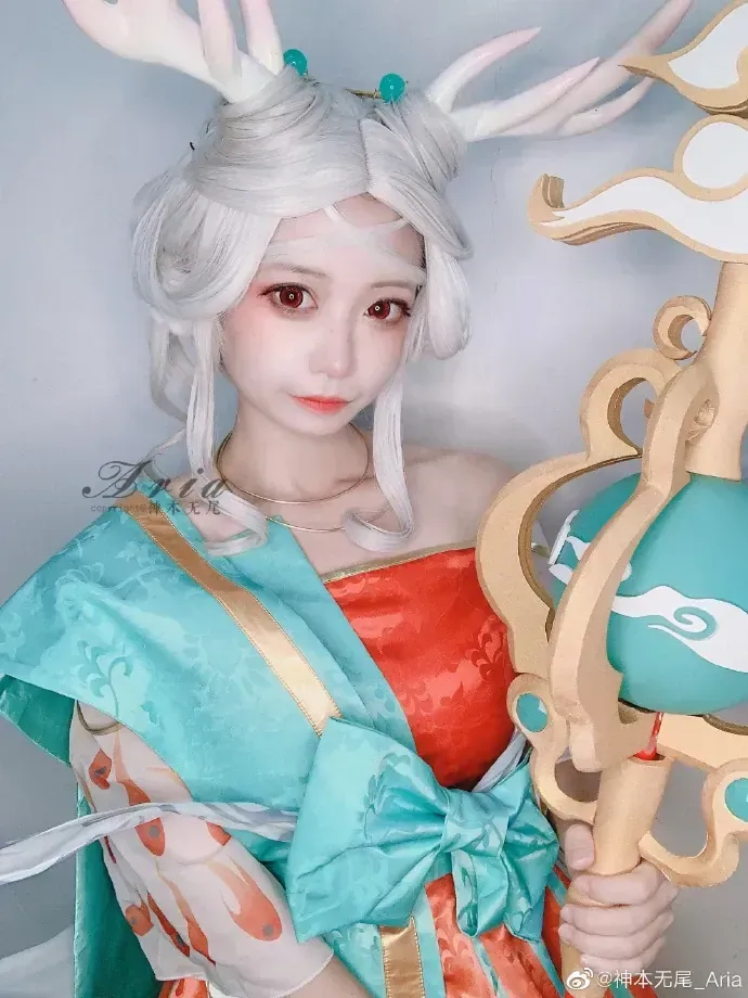 神本无尾 cosplay作品 视觉风格整理 蓝白色服装搭配长发造型的角色写真照片