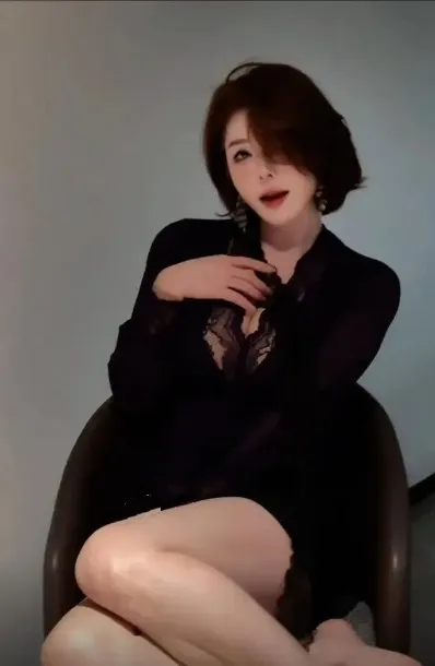 手什么葵写真风格作品参考 黑色服装搭配短发造型的室内写真画面
