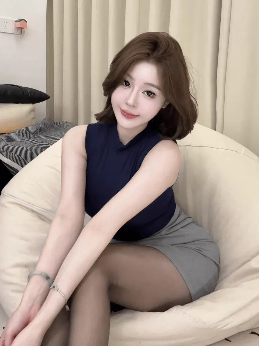 手什么葵写真风格作品参考 深色上衣与浅色裙装组合的室内坐姿写真