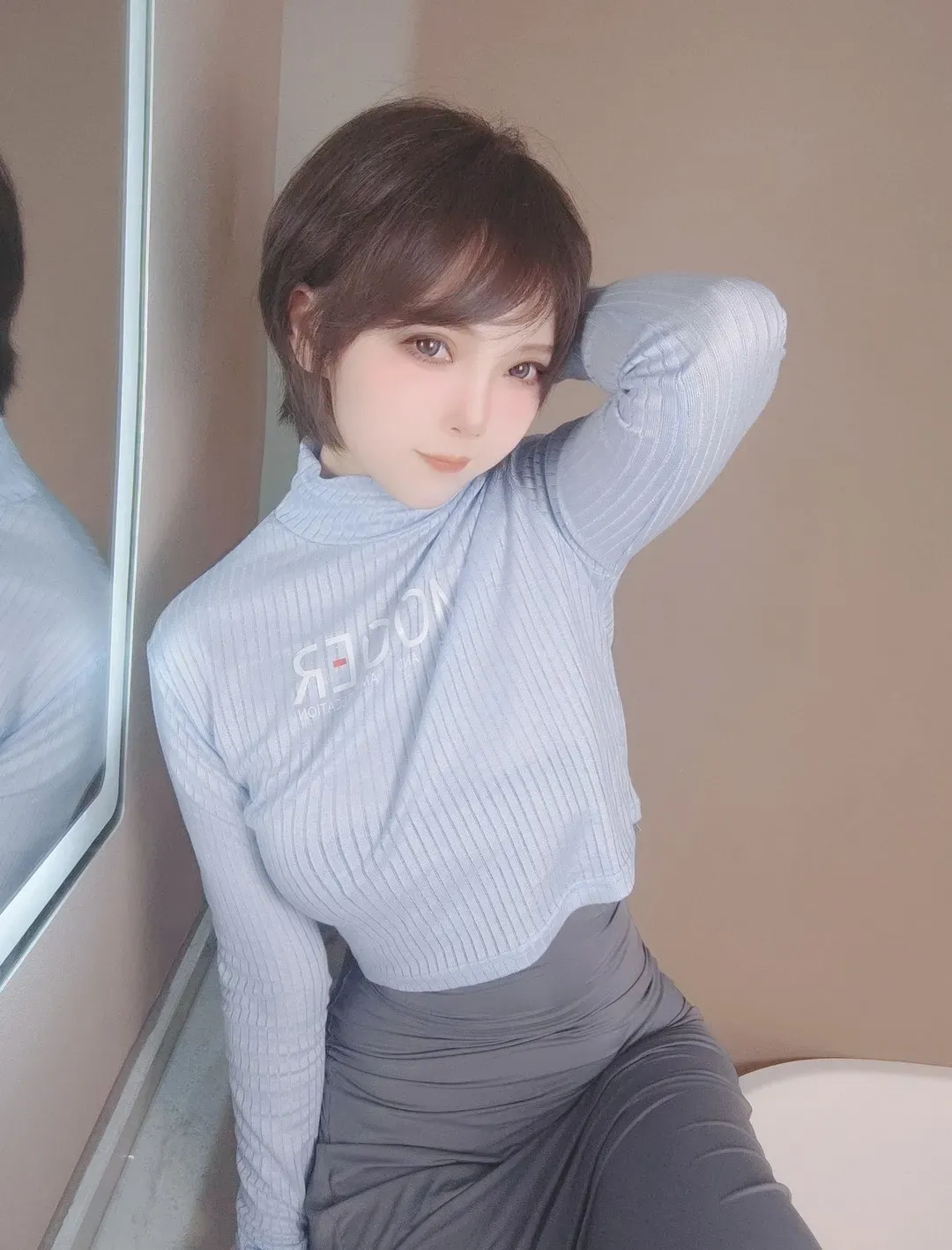 水野弥七角色写真风格作品整理 白色针织服装与短发造型的日常写真图片