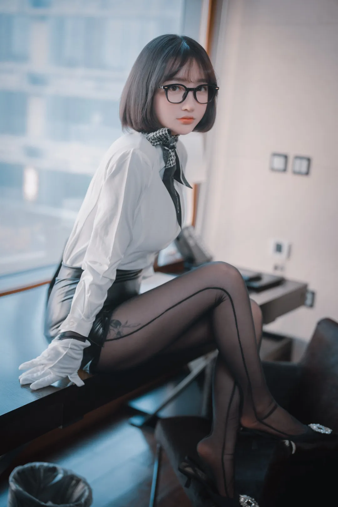 孫樂樂cosplay角色风格作品整理 孫樂樂角色造型照片，展示眼镜造型与室内光影效果