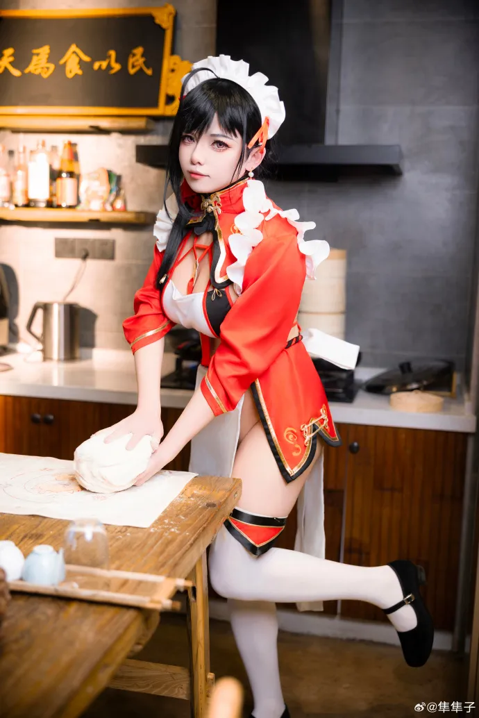 隼隼子 cosplay 角色造型作品整理 红色制服风格服装的室内角色扮演照片