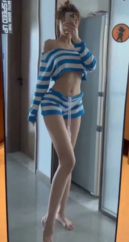 腿祖宗emy cosplay 作品整理 蓝白条纹服装搭配室内空间的照片