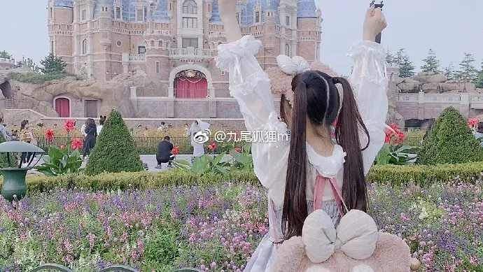香草少女(九尾狐狸m)cosplay风格作品整理 户外建筑前双马尾造型照片